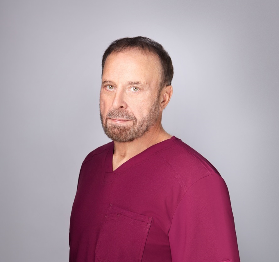 Lek. med. chirurg implantolog Dariusz Janczarski